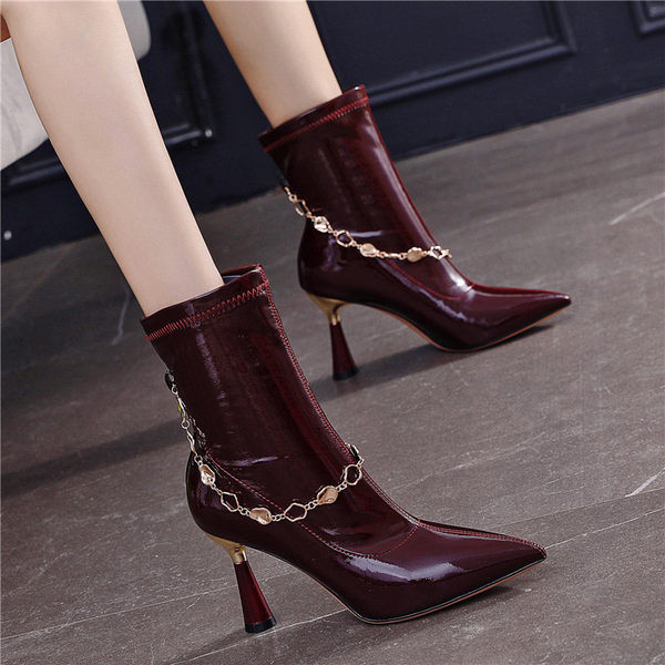 Заострен модел дамски боти с метална декорация