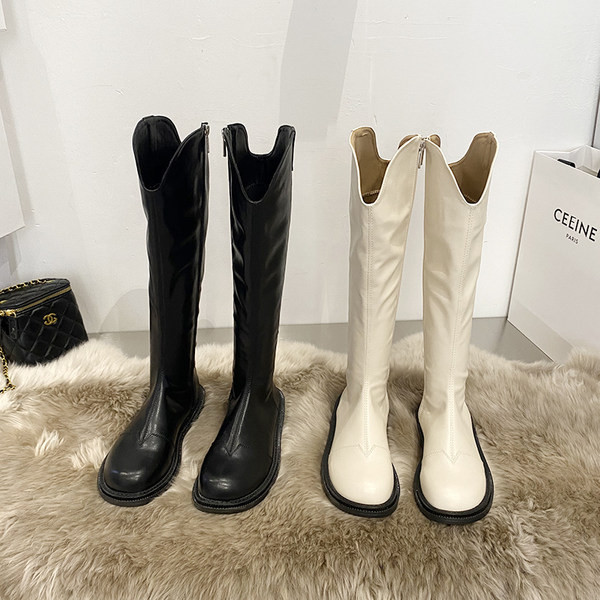 Must-valged vabaaja naiste nahast saapad