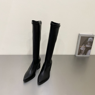 Női csizma hegyes sarkú modell