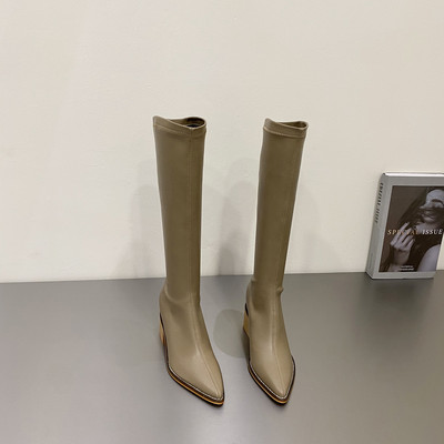 Női csizma hegyes sarkú modell