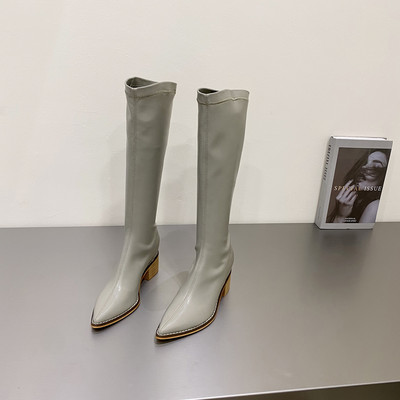 Női csizma hegyes sarkú modell