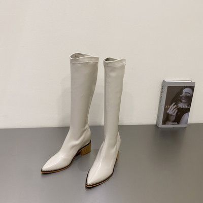 Női csizma hegyes sarkú modell