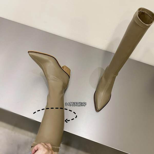 Női csizma hegyes sarkú modell