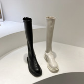 Naiste valge ja musta värvi nahast saapad - tasase tallaga