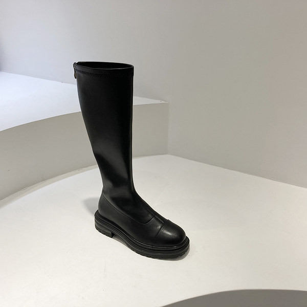 Naiste valge ja musta värvi nahast saapad - tasase tallaga