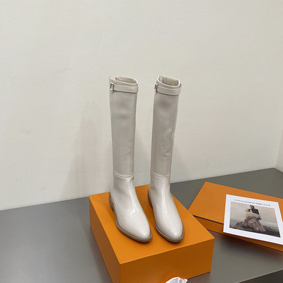 Naiste kunstnahast saapad neljas värvitoonis