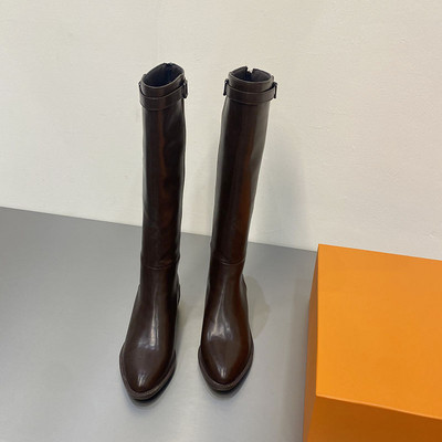 Naiste kunstnahast saapad neljas värvitoonis