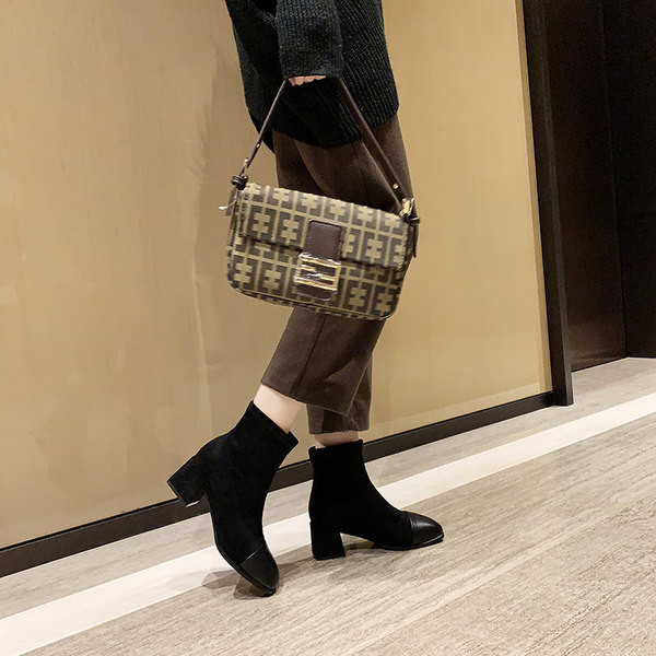 Kunstnahast kontsaga naiste saapad