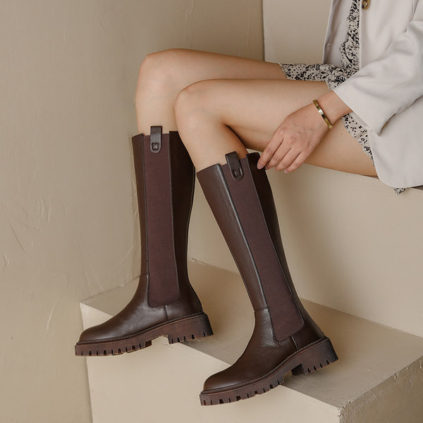 Női bőrcsizma durva talppal, gumival