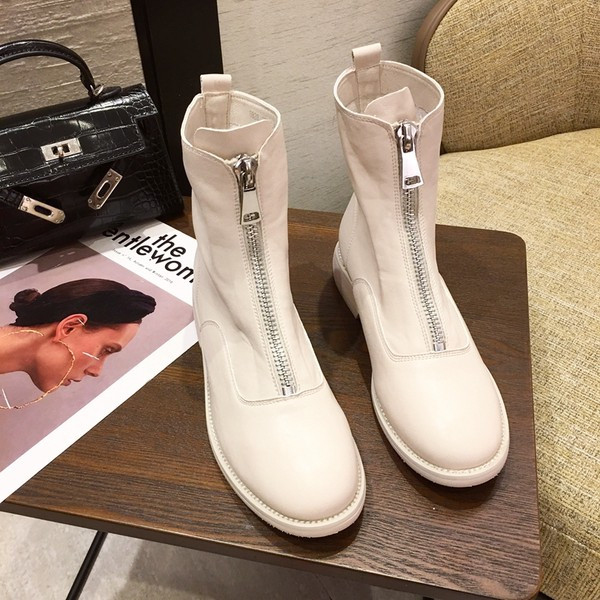 Naiste beeži ja musta värvi saapad, ees lukuga