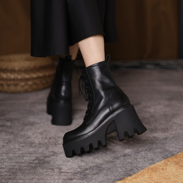 Modern női csizma 8,5 cm-es sarokvastagsággal