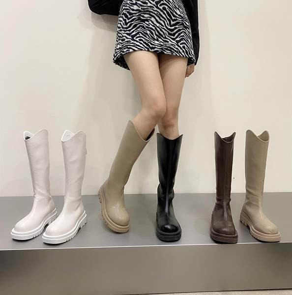 Lameda tallaga naiste nahast saapad kolmes värvitoonis