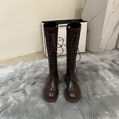 Neljas värvitoonis paeltega naiste nahast saapad