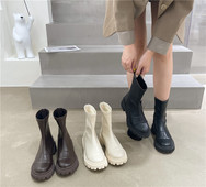 Moodsad krobelise tallaga nahast saapad