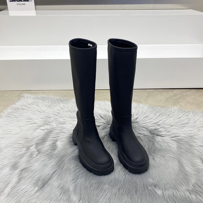 Kareda tallaga tavaline naiste saapade mudel