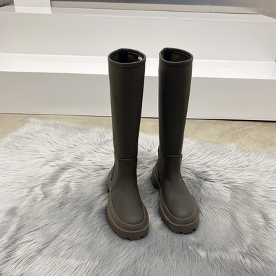 Kareda tallaga tavaline naiste saapade mudel