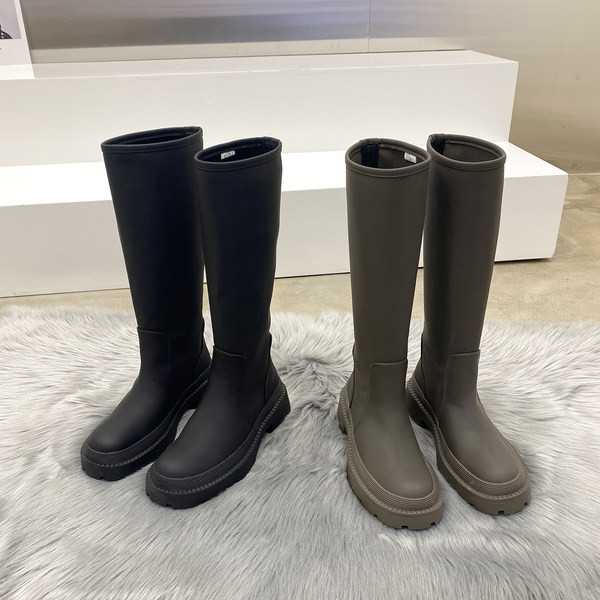 Kareda tallaga tavaline naiste saapade mudel