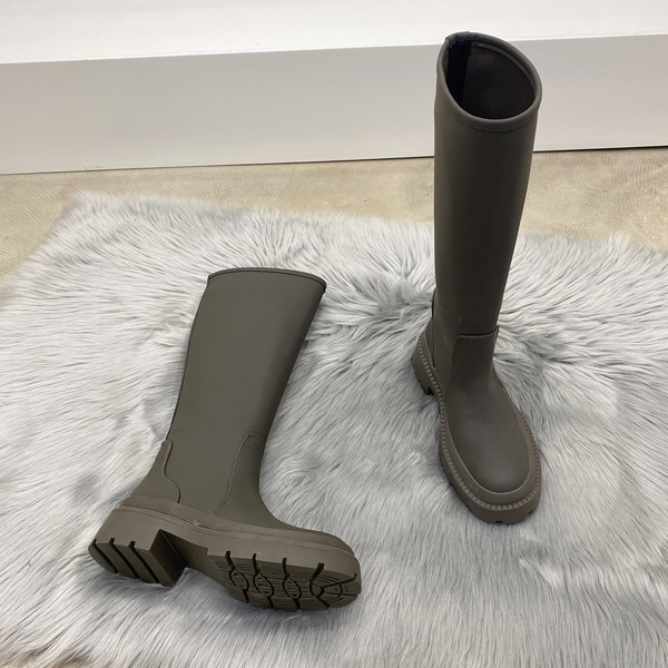 Kareda tallaga tavaline naiste saapade mudel