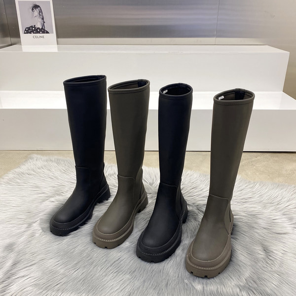 Kareda tallaga tavaline naiste saapade mudel