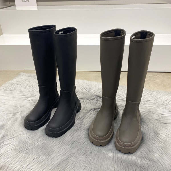 Kareda tallaga tavaline naiste saapade mudel