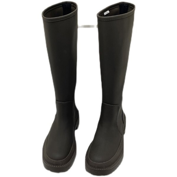 Kareda tallaga tavaline naiste saapade mudel