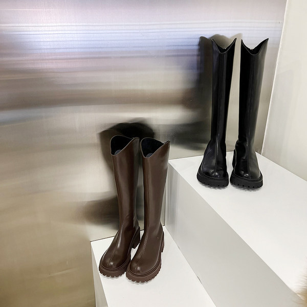 Stiilsed nahast naiste saapad kahe mudeliga