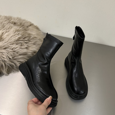 Sima modell női csizma műbőrből, lapos talppal