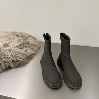 Sima modell női csizma műbőrből, lapos talppal