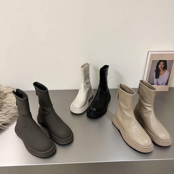 Sima modell női csizma műbőrből, lapos talppal