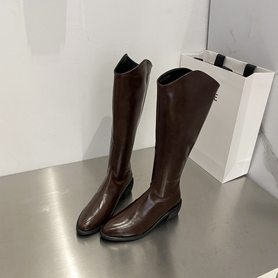 Naiste terava otsaga saapad ja tõmblukk