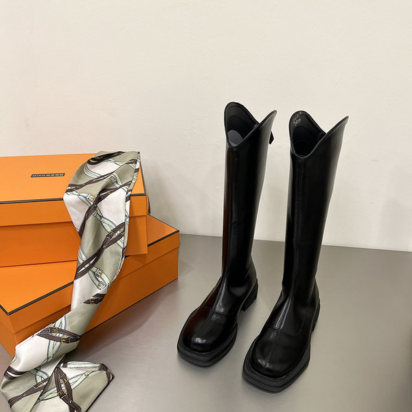 Naiste lameda tallaga nahast saapad