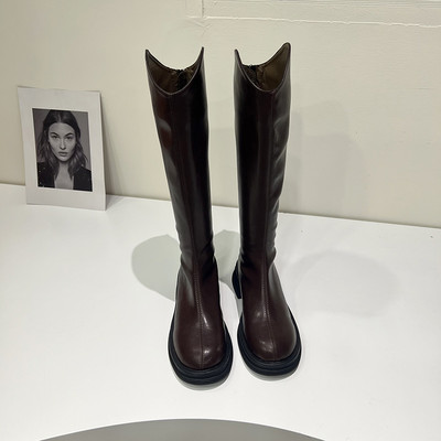 Stiilsed naiste saapad ökonahast ümara mudeliga