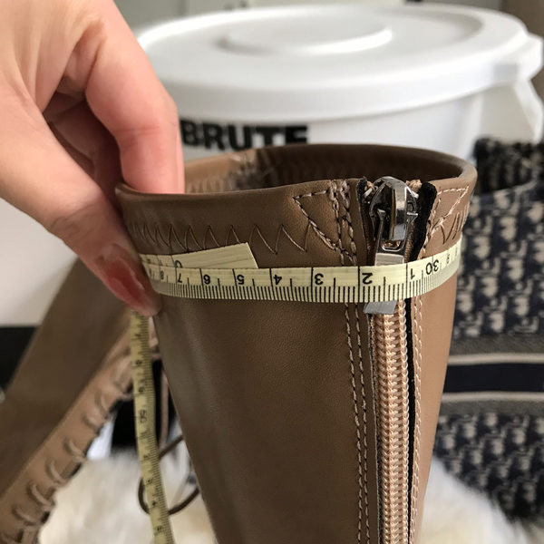 Modern női lekerekített csizma fűzővel