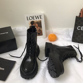 Kareda tallaga naiste saapad ümara paeltega