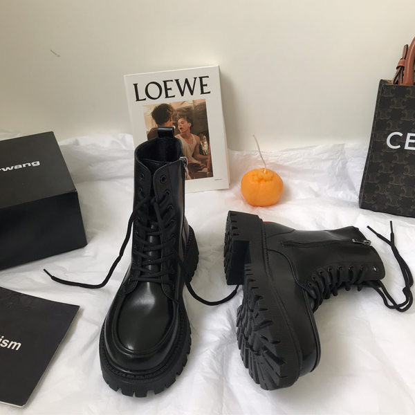 Kareda tallaga naiste saapad ümara paeltega