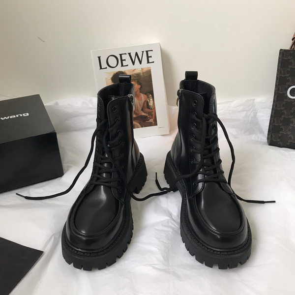 Kareda tallaga naiste saapad ümara paeltega