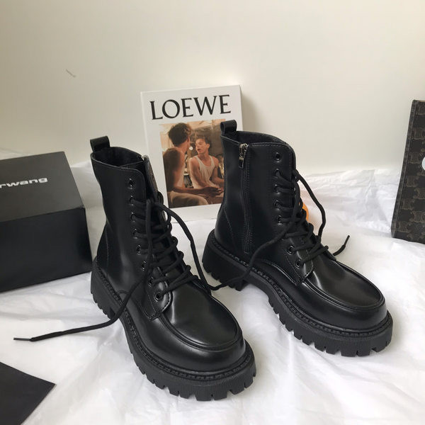 Kareda tallaga naiste saapad ümara paeltega