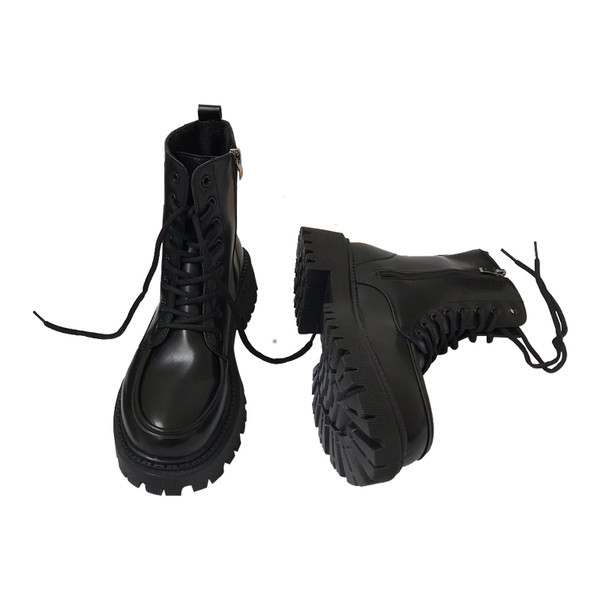 Kareda tallaga naiste saapad ümara paeltega