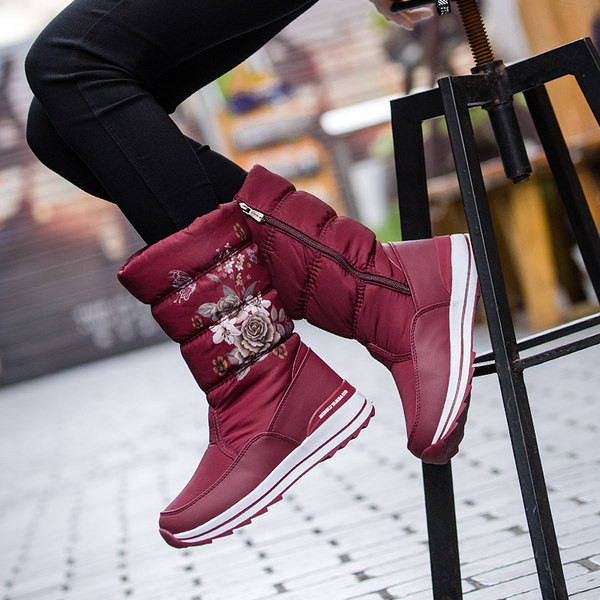 Tõmbluku ja libisemiskindla tallaga naiste talvesaapad