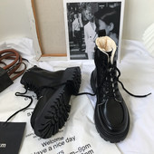 Lihtne paksu voodri ja paeltega naiste saapad