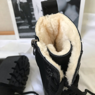 Lihtne paksu voodri ja paeltega naiste saapad