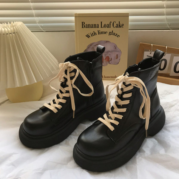 Дамски кожени боти с груба подметка и  връзки