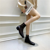 Nahast naiste lukuga saapad