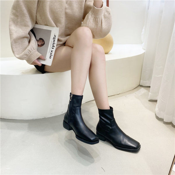 Nahast naiste lukuga saapad