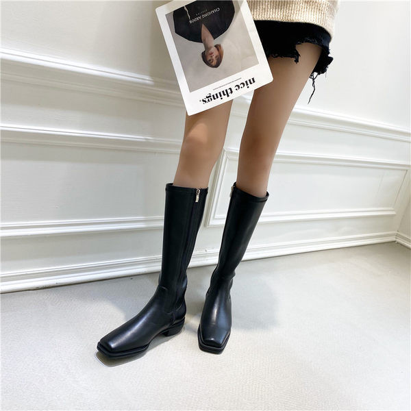 Naiste mustad nahast saapad