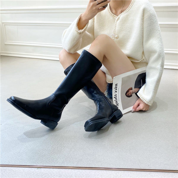 Naiste mustad nahast saapad