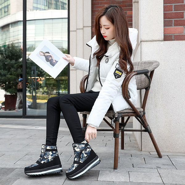 Naiste aprikoosid kirja ja kleebisega