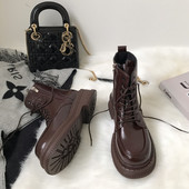 Briti stiilis naiste nahksaapad paelte ja lukuga