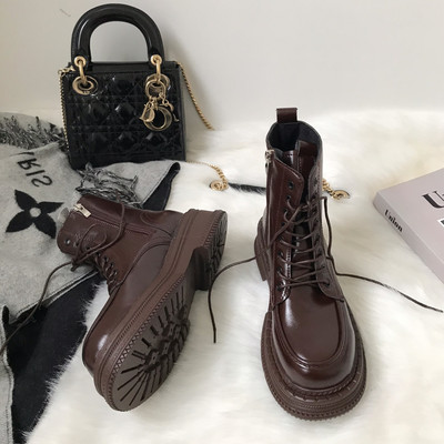 Briti stiilis naiste nahksaapad paelte ja lukuga