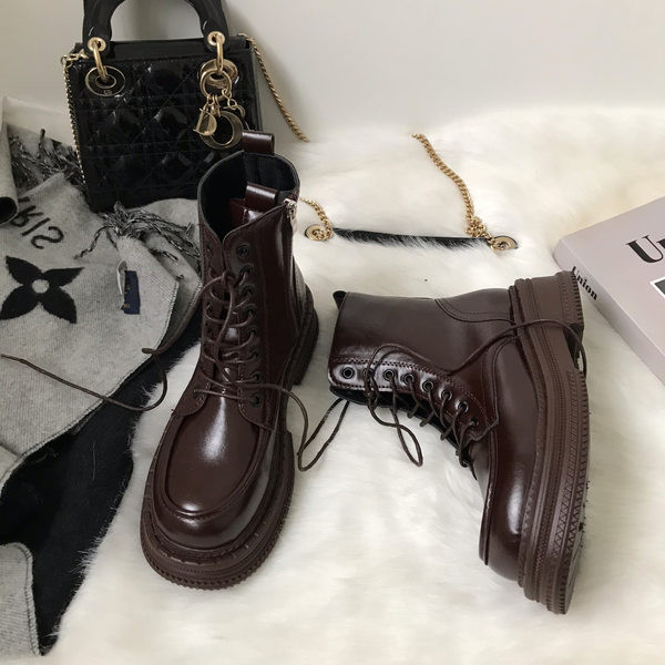 Briti stiilis naiste nahksaapad paelte ja lukuga